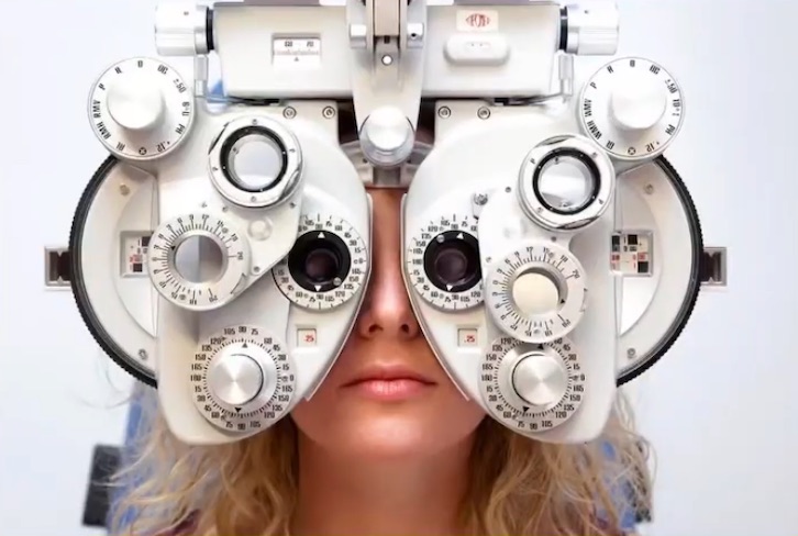 写真で一言「視力検査をする女性」